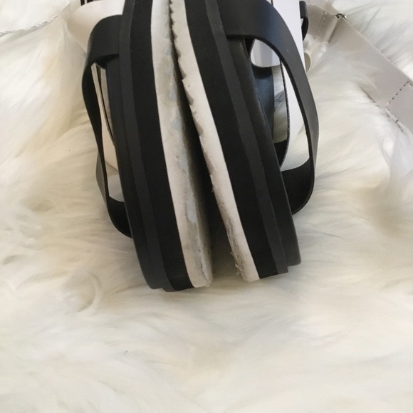 STYLUS size 8 black & white sandal with adjustable Velcro at heel - Picture 3 of 16